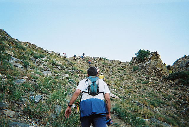 Runners scratch their way up toward the landmark Chinscraper Summit