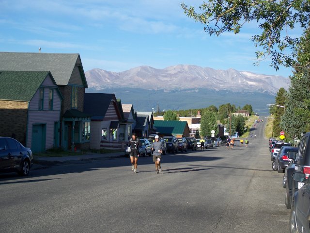Sunday morning with runners & pacers making their way up 6th Street