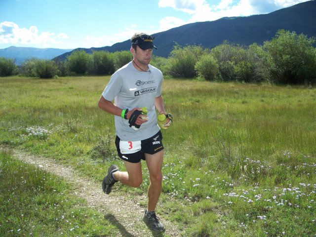 Lead runners head toward Hope Pass after Twin Lakes outbound : Saturday August 21, 2010
