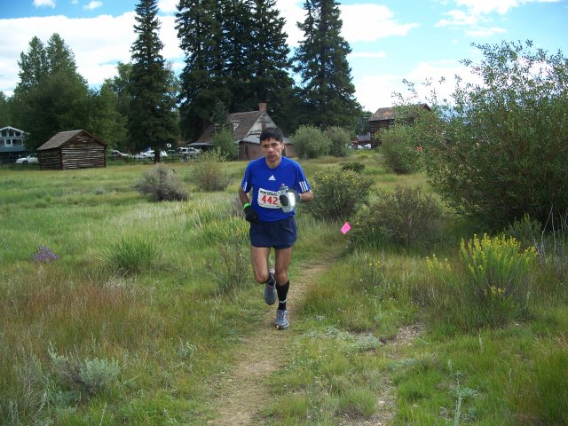 Lead runners head toward Hope Pass after Twin Lakes outbound : Saturday August 21, 2010