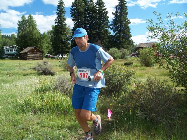 Lead runners head toward Hope Pass after Twin Lakes outbound : Saturday August 21, 2010