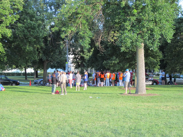 Looking southward across Norwood Park (CPD) : Race Gathering