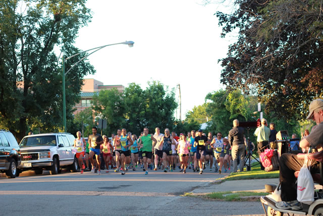 And they're off... Start of the 5-Km Featured event