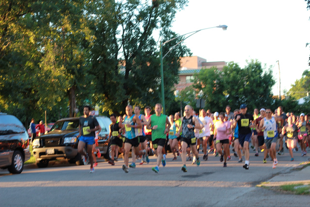 And they're off... Start of the 5-Km Featured event