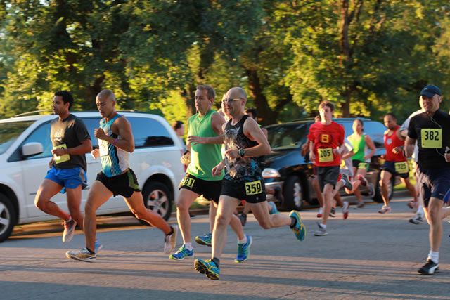 And they're off... Start of the 5-Km Featured event