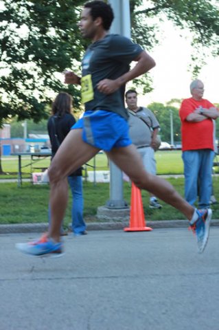 5-Km runners complete their first lap on course