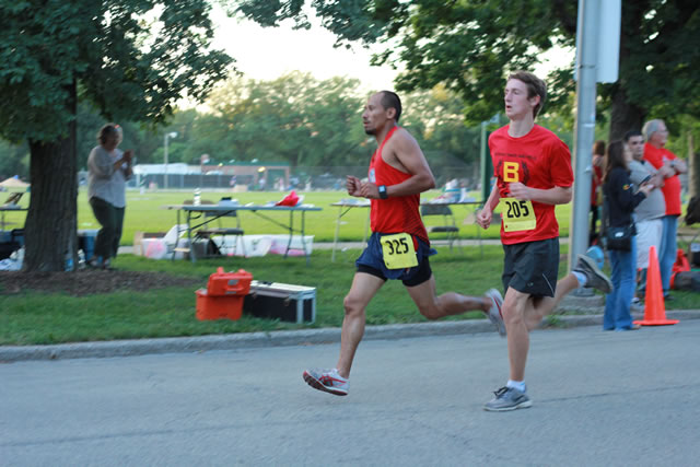 5-Km runners complete their first lap on course