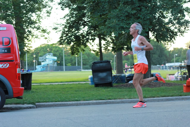 5-Km runners complete their first lap on course