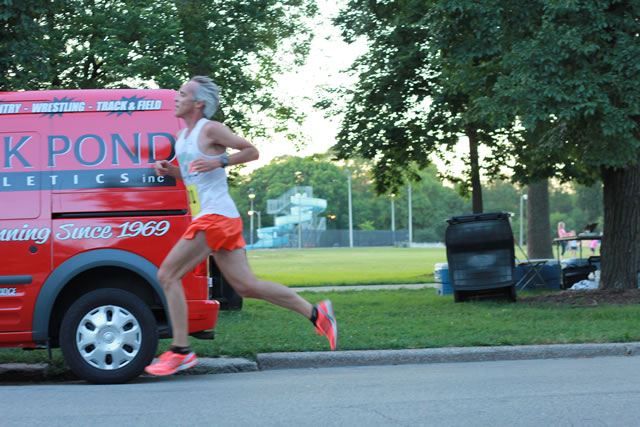 5-Km runners complete their first lap on course