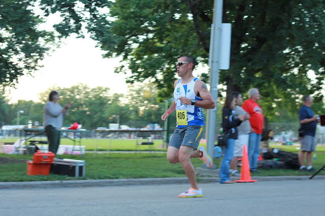 5-Km runners complete their first lap on course