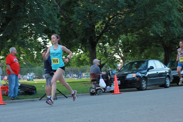 5-Km runners complete their first lap on course