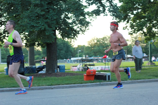 5-Km runners complete their first lap on course