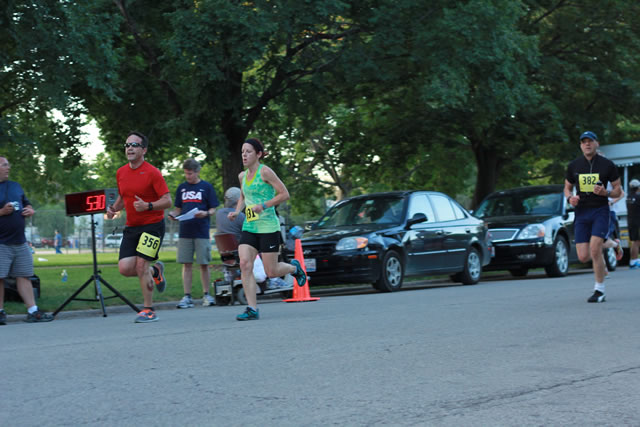 5-Km runners complete their first lap on course