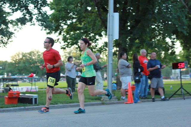 5-Km runners complete their first lap on course