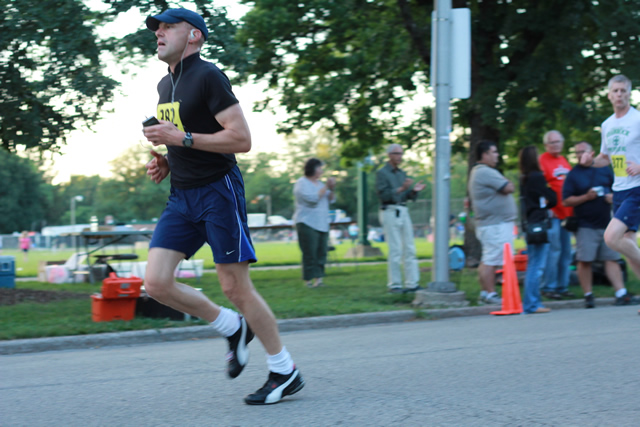 5-Km runners complete their first lap on course