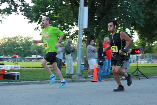 5-Km runners complete their first lap on course