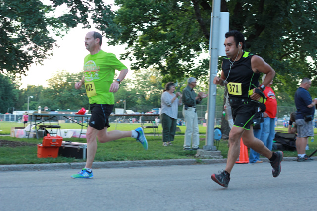 5-Km runners complete their first lap on course