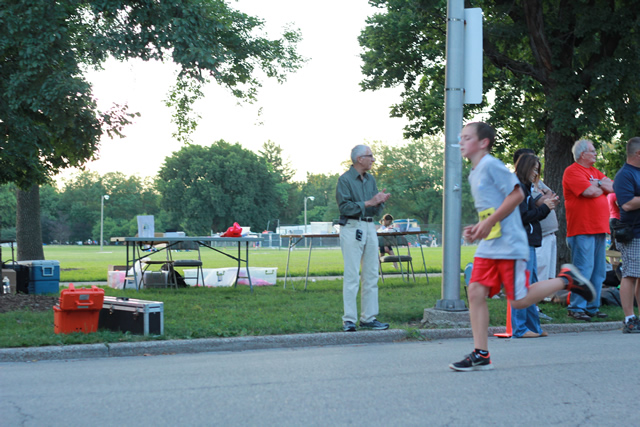 5-Km runners complete their first lap on course