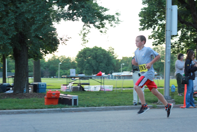5-Km runners complete their first lap on course