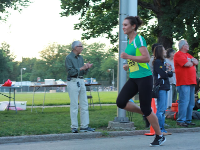 5-Km runners complete their first lap on course