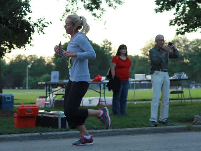 5-Km runners complete their first lap on course