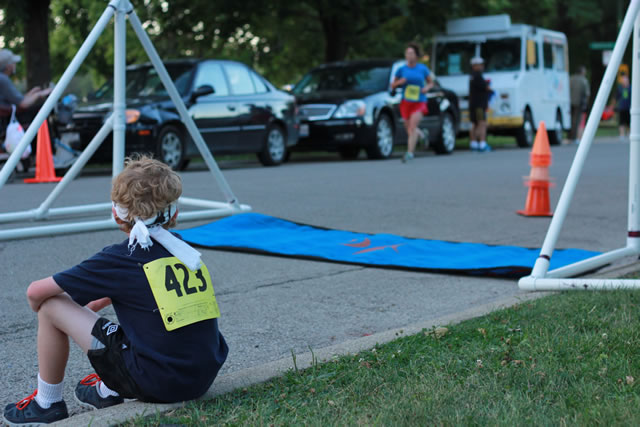5-Km runners complete their first lap on course