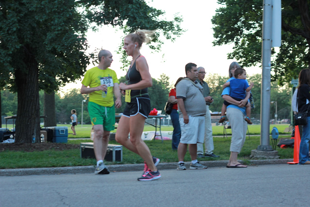 5-Km runners complete their first lap on course