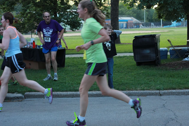 5-Km runners complete their first lap on course