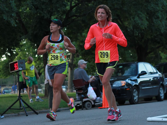 5-Km runners complete their first lap on course