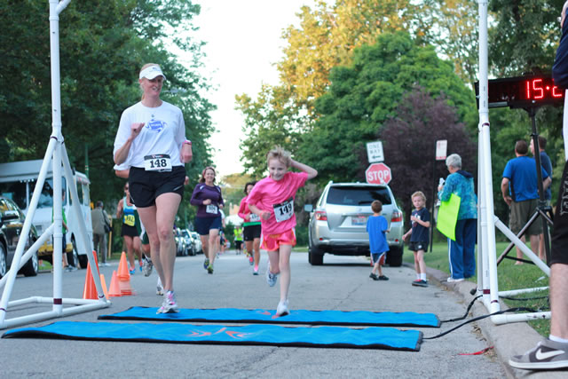 After orbiting our Full Moon course 1-mile runners make thier finish line