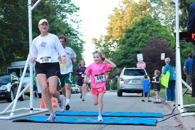 After orbiting our Full Moon course 1-mile runners make thier finish line
