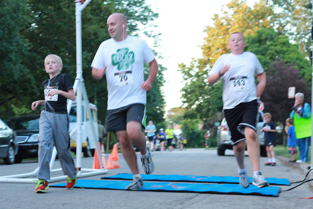 After orbiting our Full Moon course 1-mile runners make thier finish line