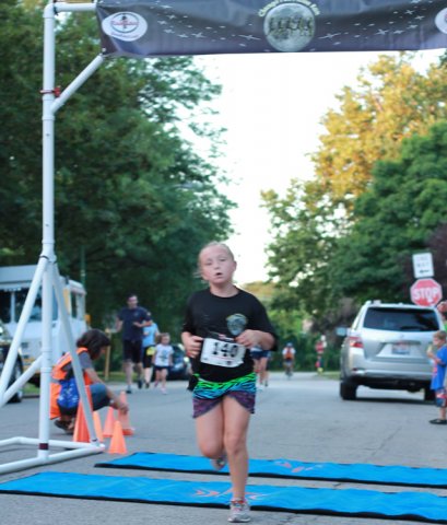 After orbiting our Full Moon course 1-mile runners make thier finish line