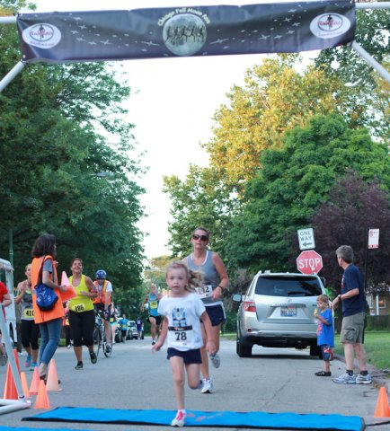 After orbiting our Full Moon course 1-mile runners make thier finish line
