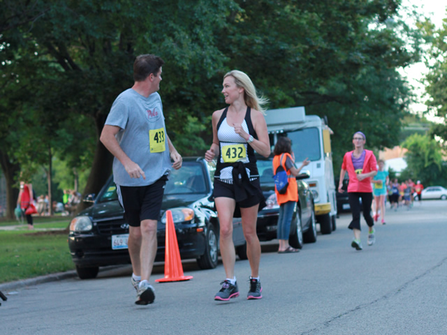 5-Km runners complete their first lap on course