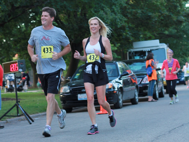 5-Km runners complete their first lap on course