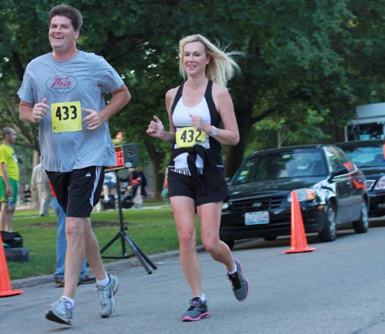 5-Km runners complete their first lap on course