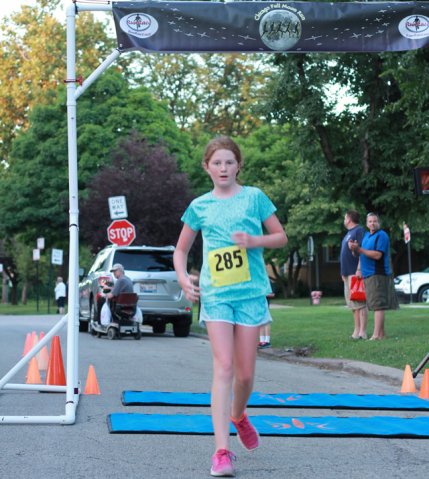 After orbiting our Full Moon course 1-mile runners make thier finish line