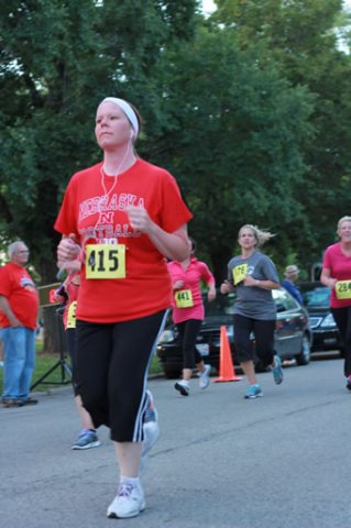 5-Km runners complete their first lap on course