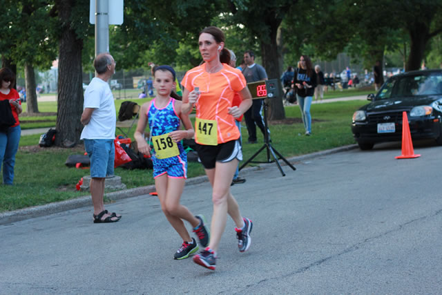 5-Km runners complete their first lap on course