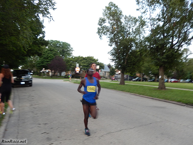 Runners of the 5-Km complete their first lap