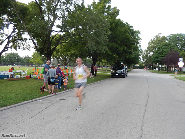 Runners of the 5-Km complete their first lap