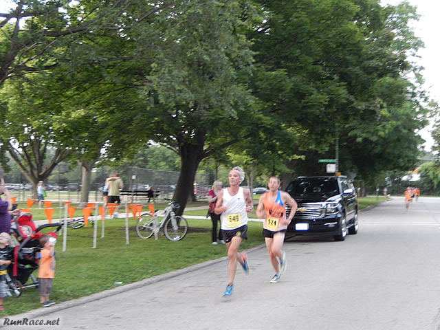 Runners of the 5-Km complete their first lap