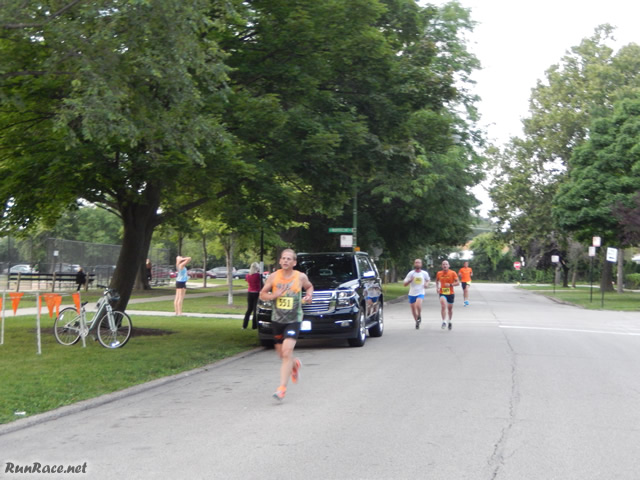 Runners of the 5-Km complete their first lap