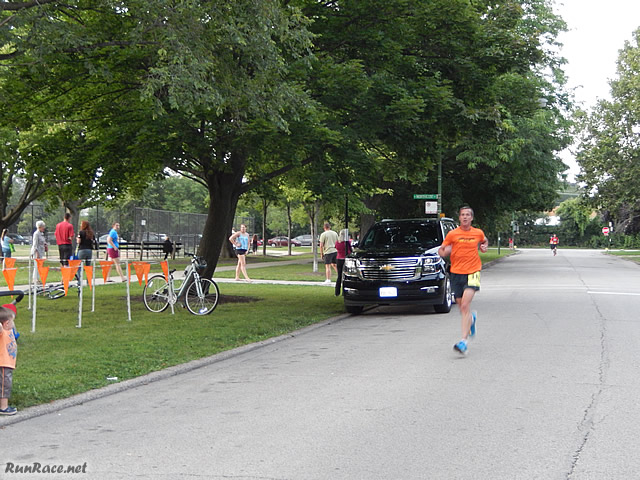Runners of the 5-Km complete their first lap