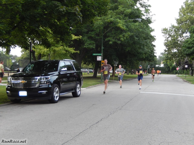 Runners of the 5-Km complete their first lap