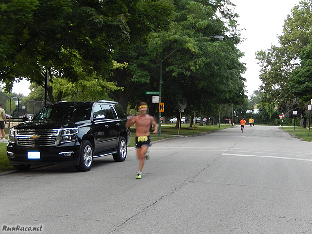 Runners of the 5-Km complete their first lap