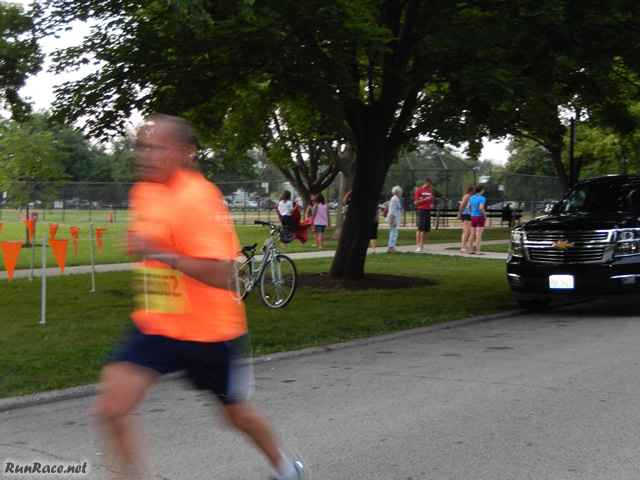 Runners of the 5-Km complete their first lap