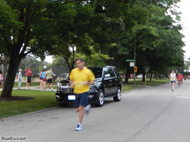 Runners of the 5-Km complete their first lap