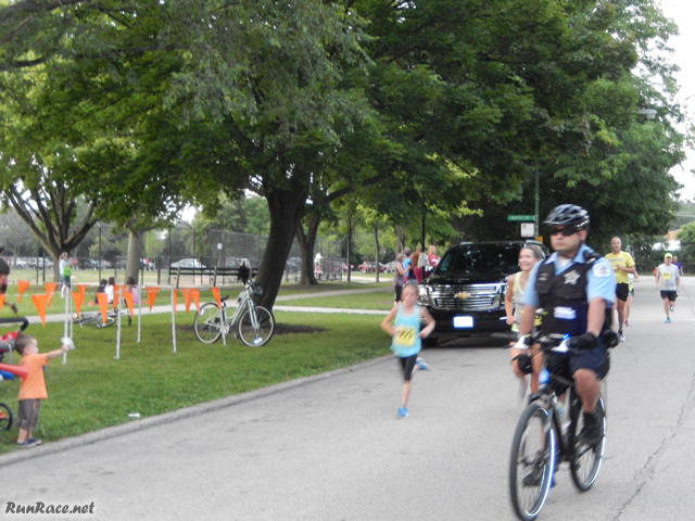 Runners of the 5-Km complete their first lap